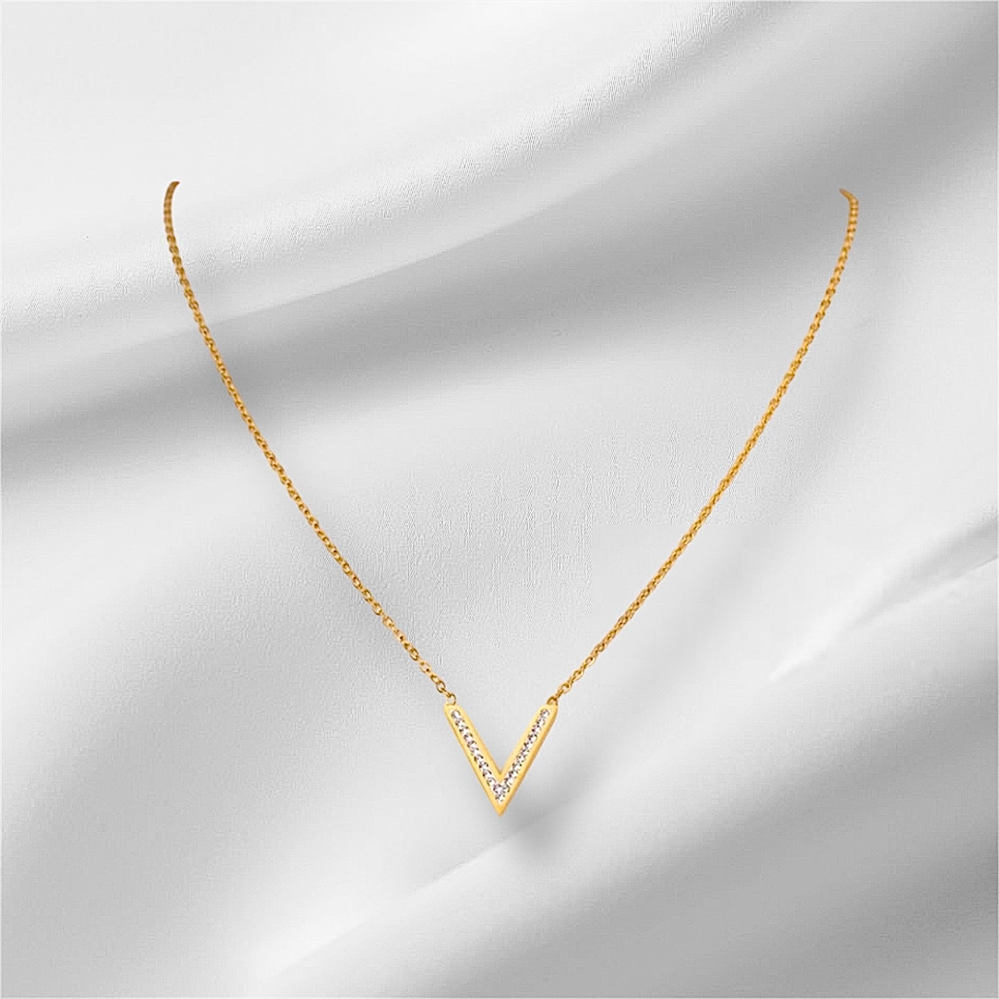 Collier Victorie forme V strass, acier inoxydable doré.