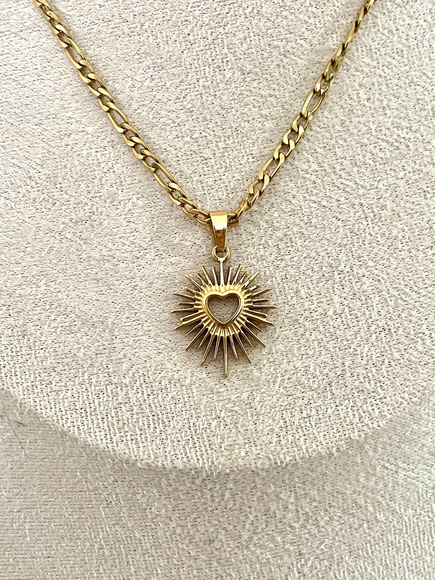 Collier Caroline cœur soleil, chaîne gourmette en acier inoxydable doré.