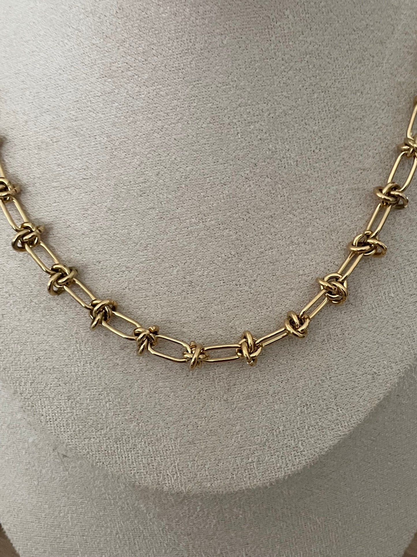 Collier noeuds Erika, acier inoxydable doré.
