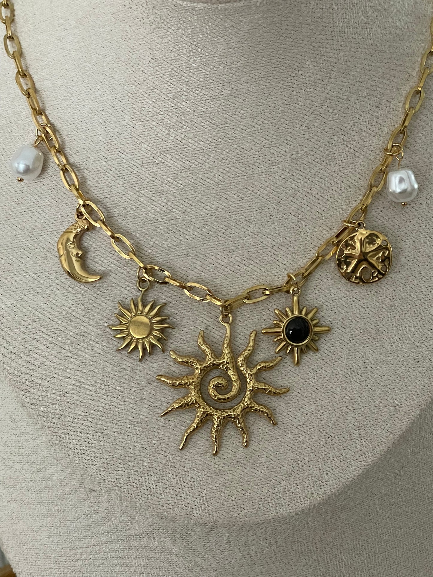 Collier Charms Lydia soleil, acier inoxydable doré.