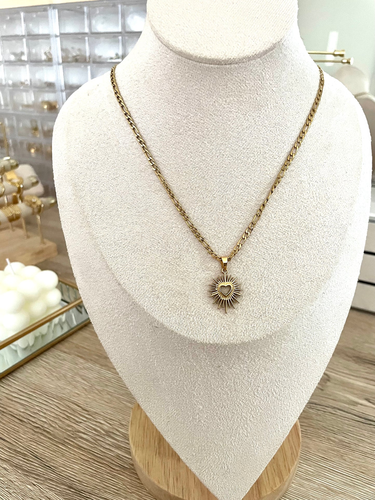 Collier Caroline cœur soleil, chaîne gourmette en acier inoxydable doré.