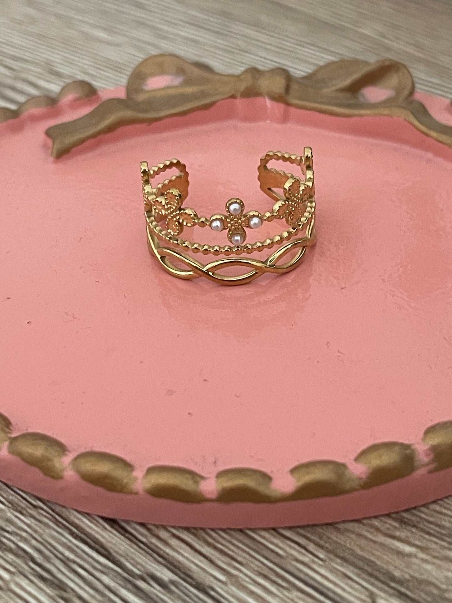 Bague Antoinette, 4 petites perles, couronne acier inoxydable doré.