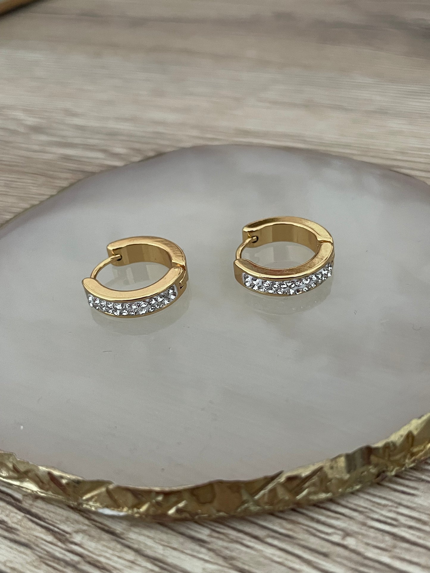 Boucles d’oreilles (moyennes) créoles Marine strass, acier inoxydable doré.
