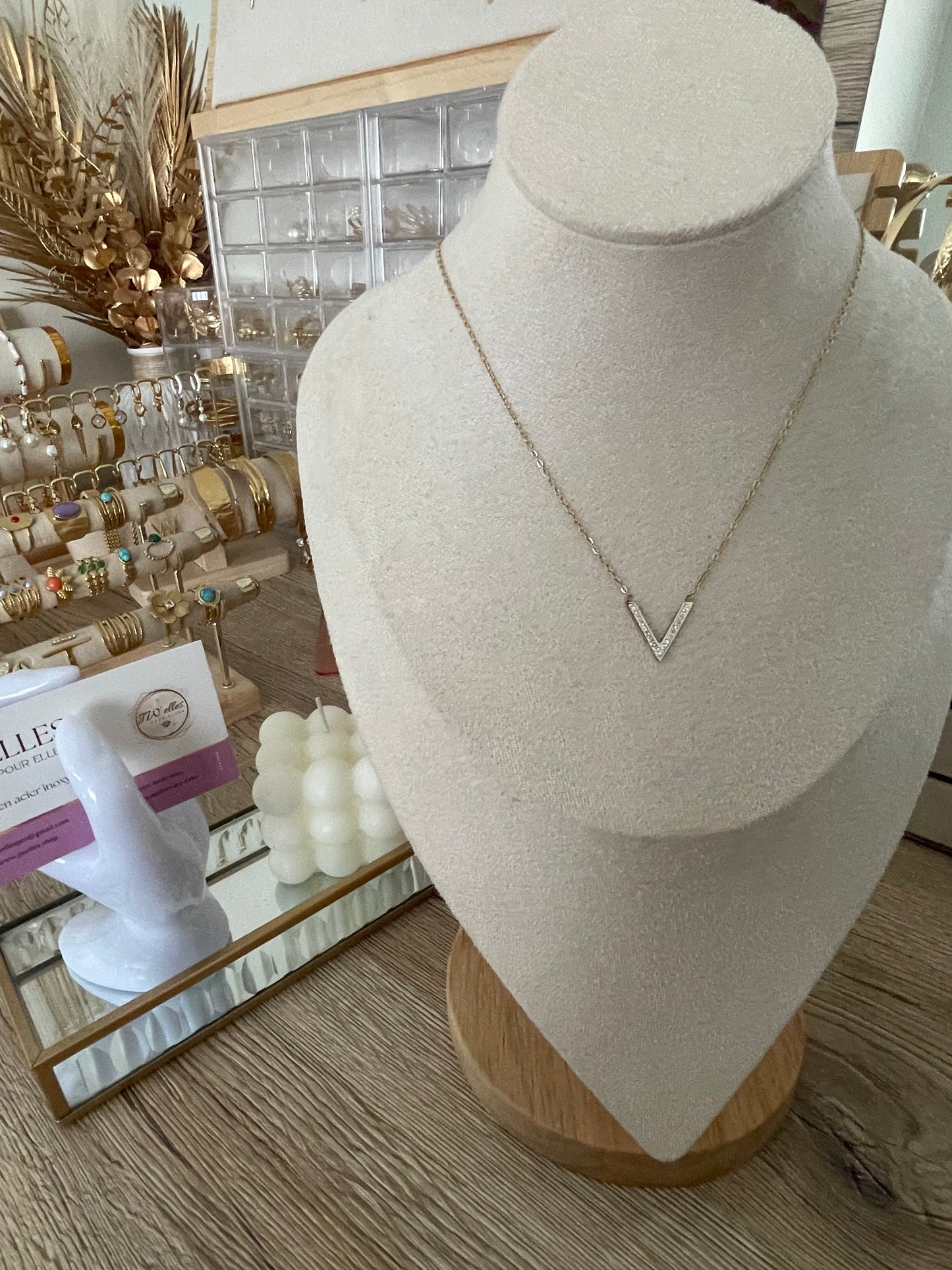 Collier Victorie forme V strass, acier inoxydable doré.