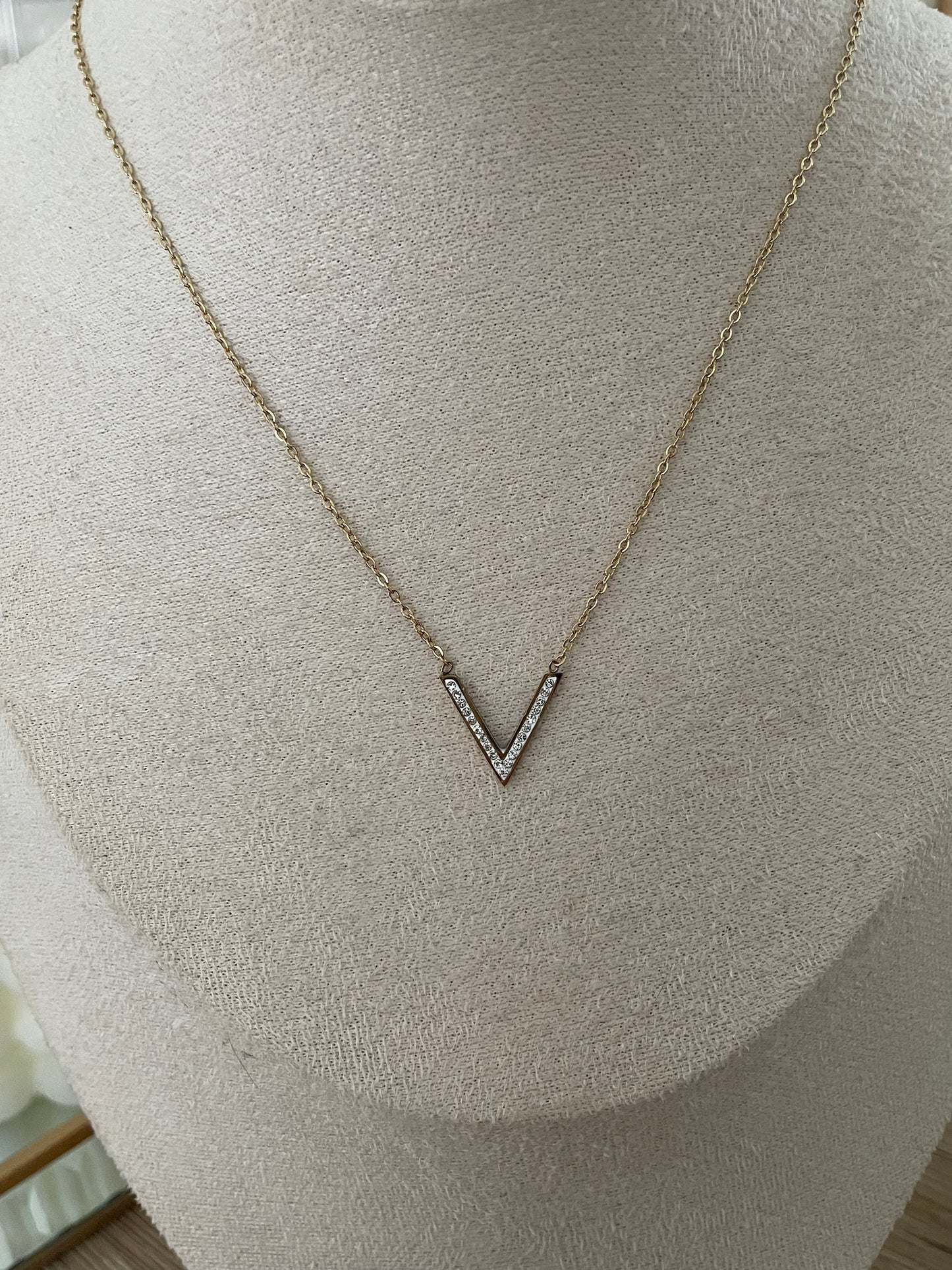 Collier Victorie forme V strass, acier inoxydable doré.