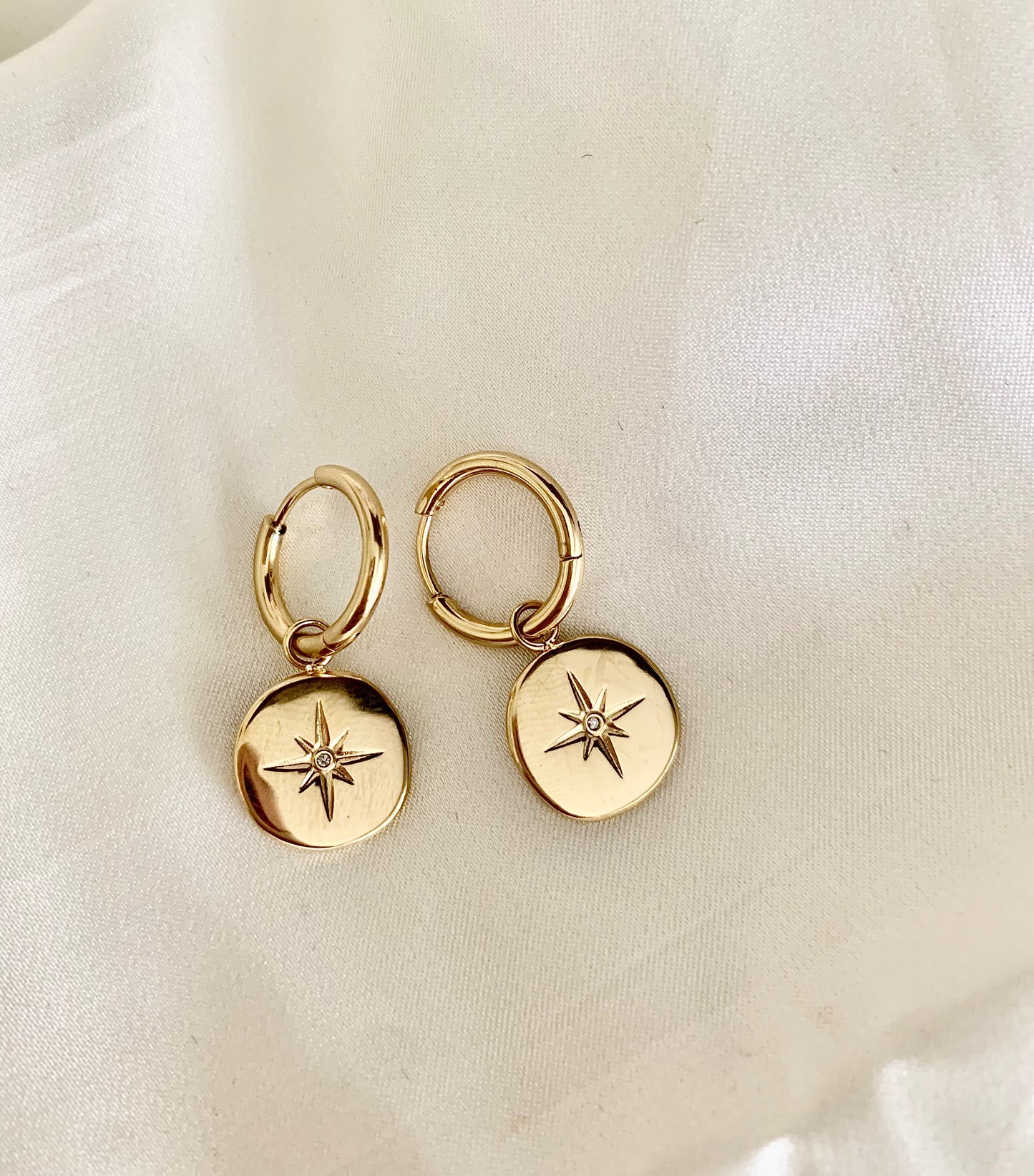 Boucles d'oreilles Emy rond trèfle , acier inoxydable doré .