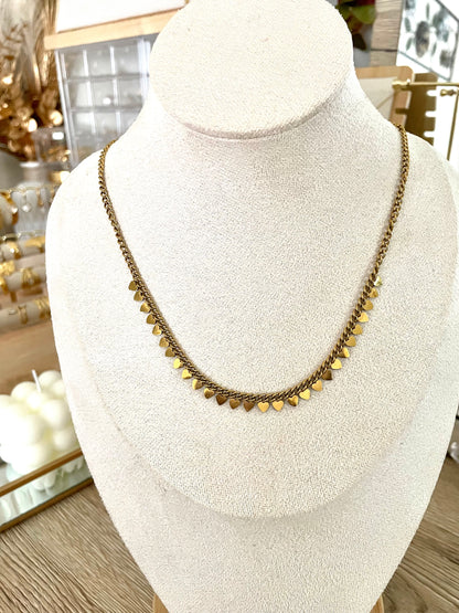 Collier Félicia , petits cœurs acier inoxydable doré.