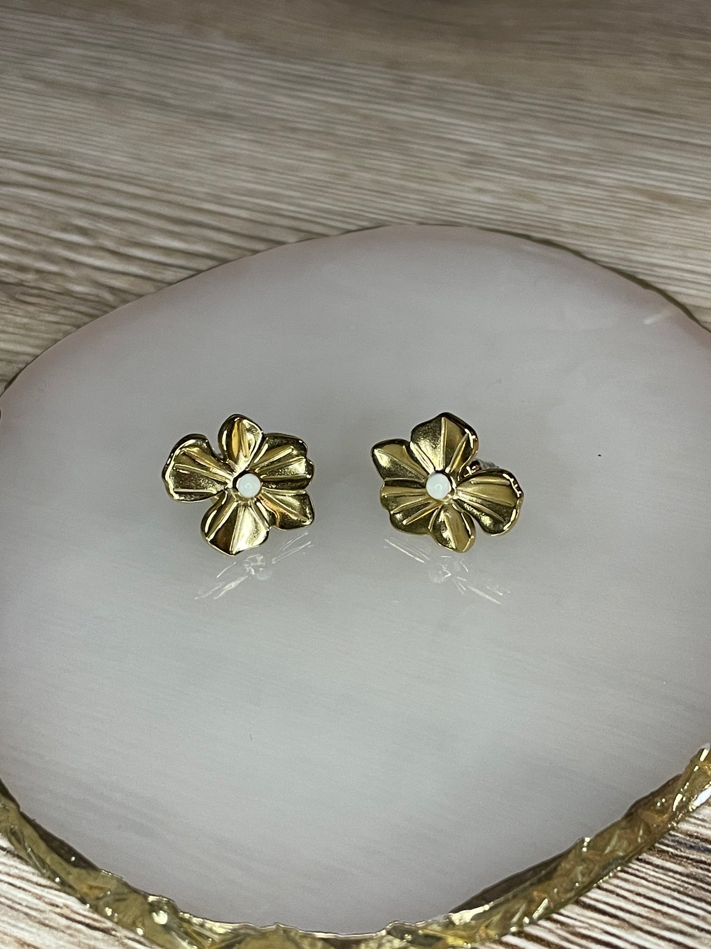Boucles d’oreilles fleur Betty perle blanche, acier inoxydable doré.
