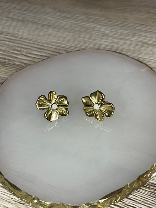 Boucles d’oreilles fleur Betty perle blanche, acier inoxydable doré.