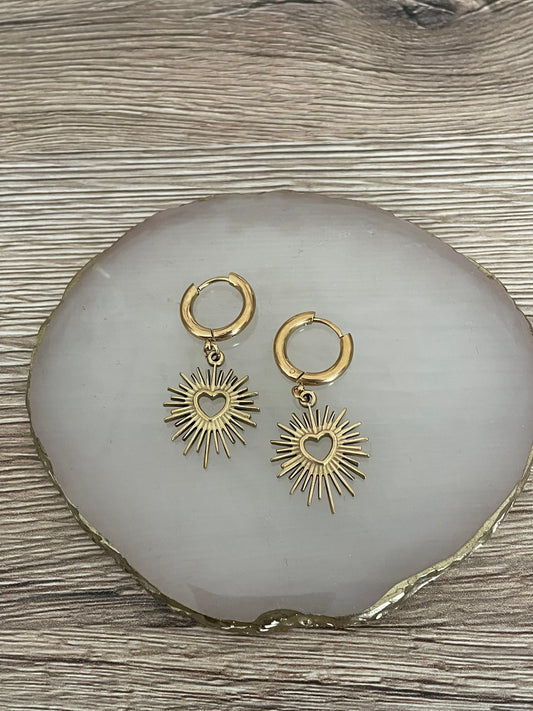 Boucles d’oreilles cœur soleil Caroline, acier inoxydable doré.
