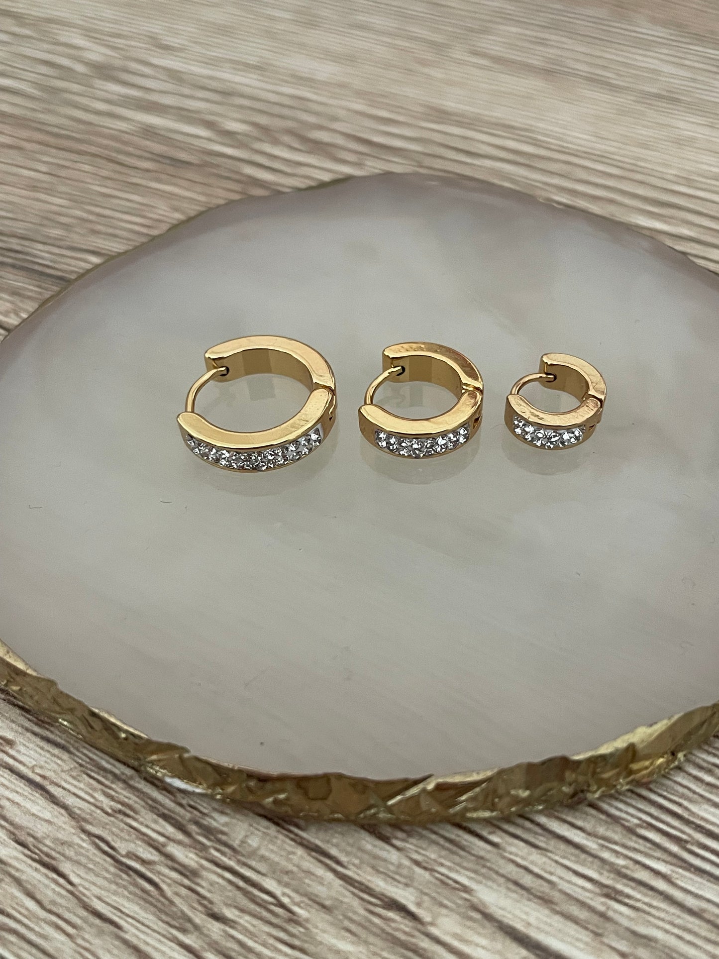 Boucles d’oreilles (moyennes) créoles Marine strass, acier inoxydable doré.