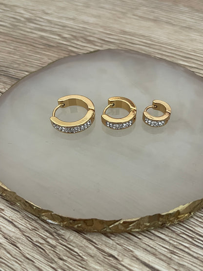 Boucles d’oreilles (moyennes) créoles Marine strass, acier inoxydable doré.