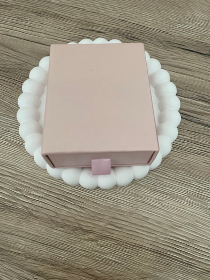 Petite boîte pour bijoux à offrir .