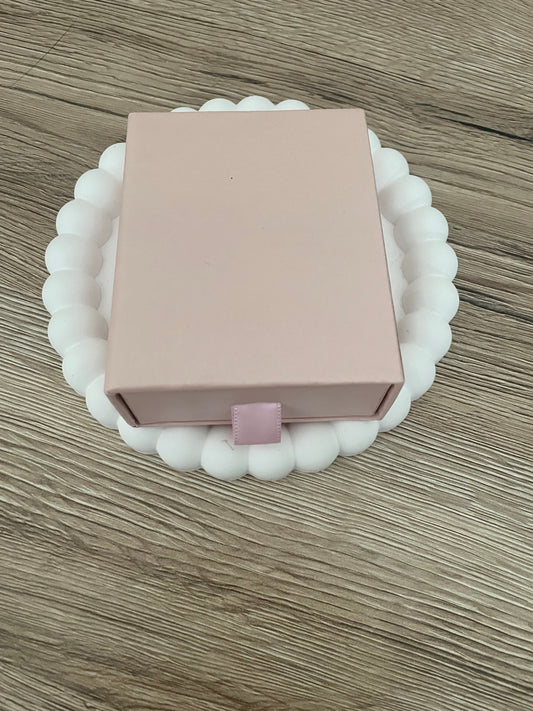 Petite boîte pour bijoux à offrir .