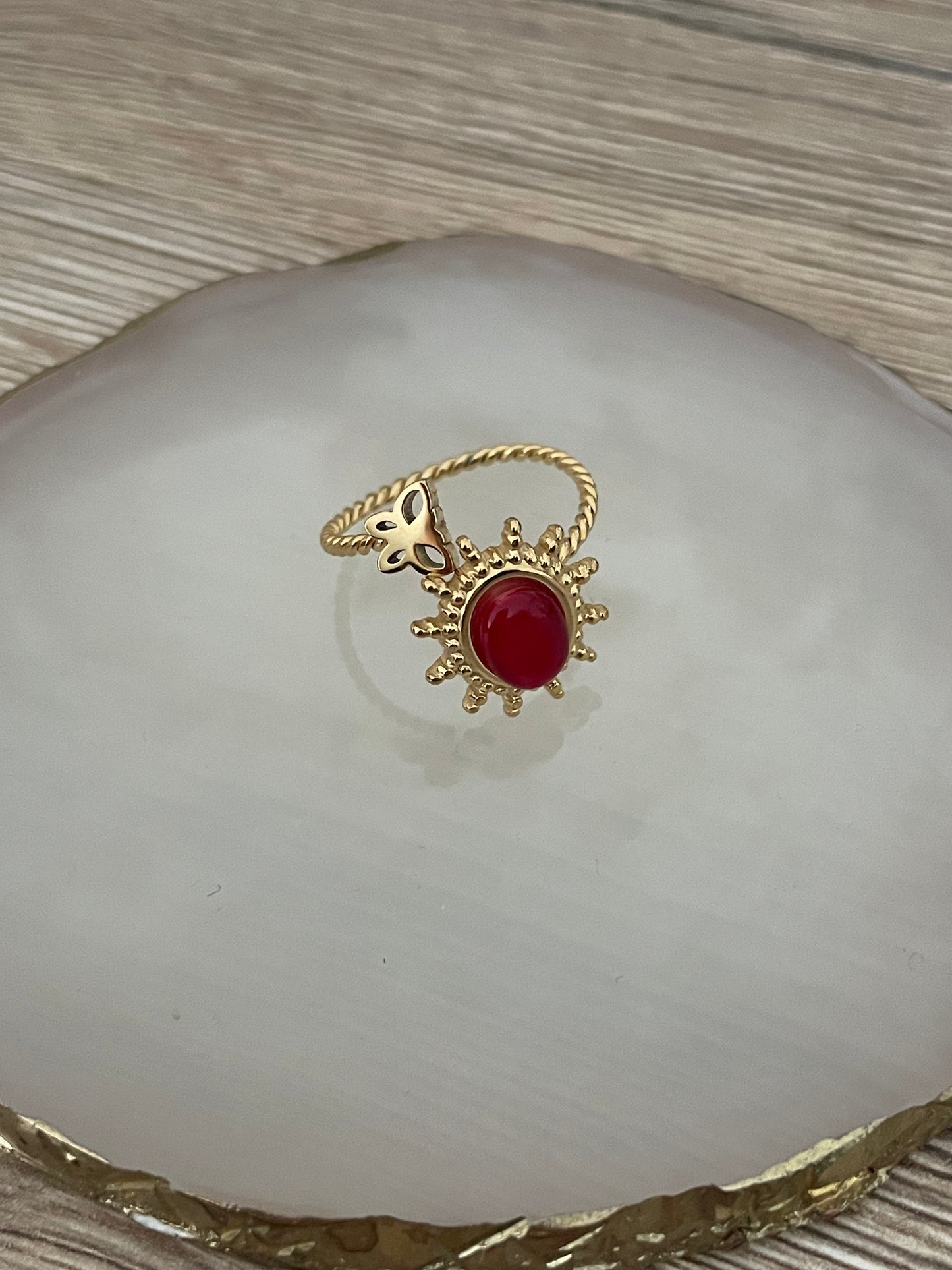 Bague Lina soleil rouge ,papillon, acier inoxydable doré.