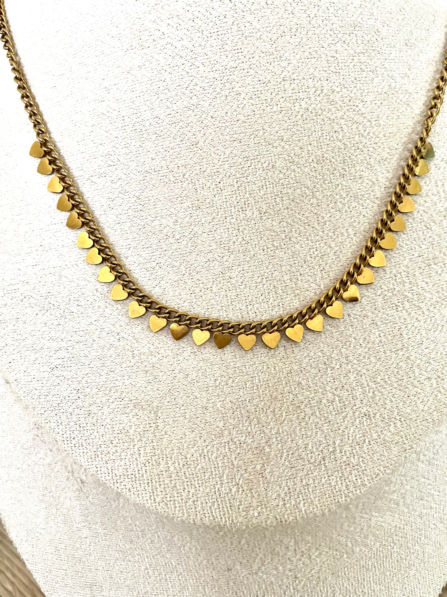 Collier Félicia , petits cœurs acier inoxydable doré.