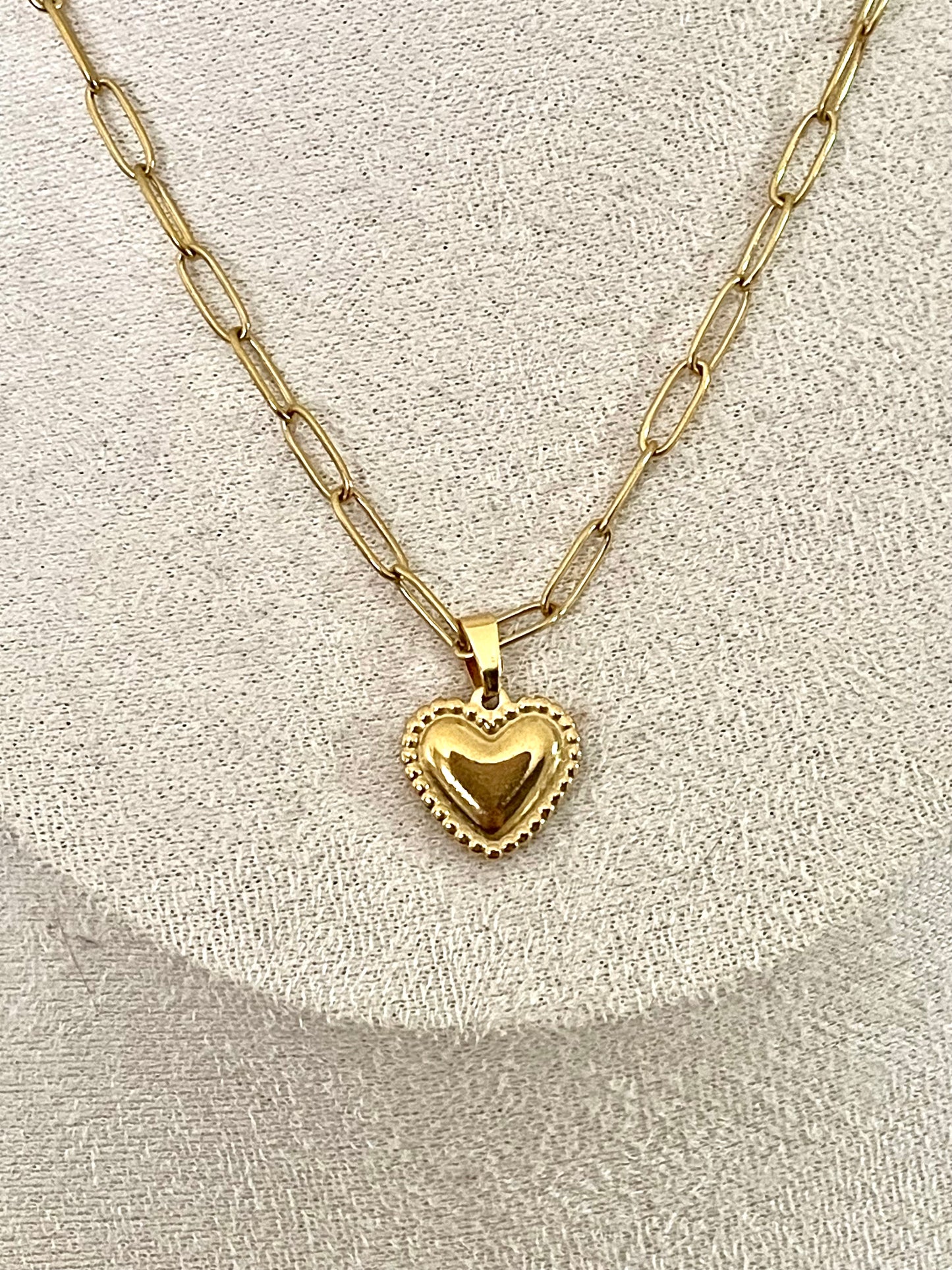 Collier Nina, cœur médaille et chaîne gourmette en acier inoxydable doré.