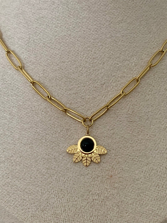 Collier Capucinne feuille, avec perle de couleur noire, acier inoxydable doré.