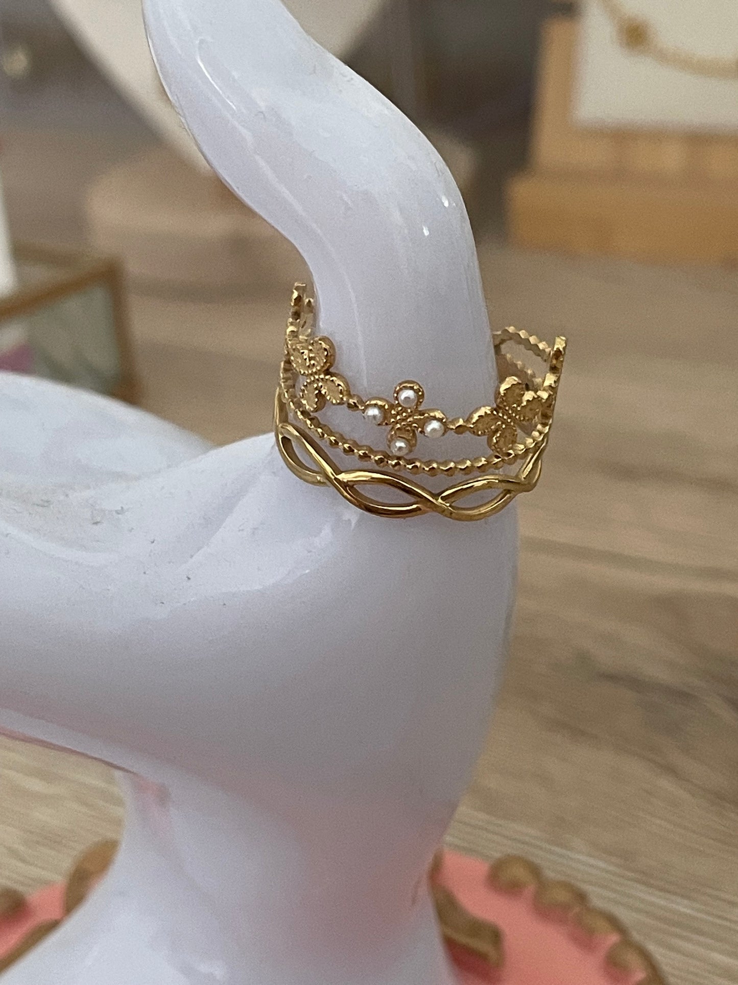 Bague Antoinette, 4 petites perles, couronne acier inoxydable doré.