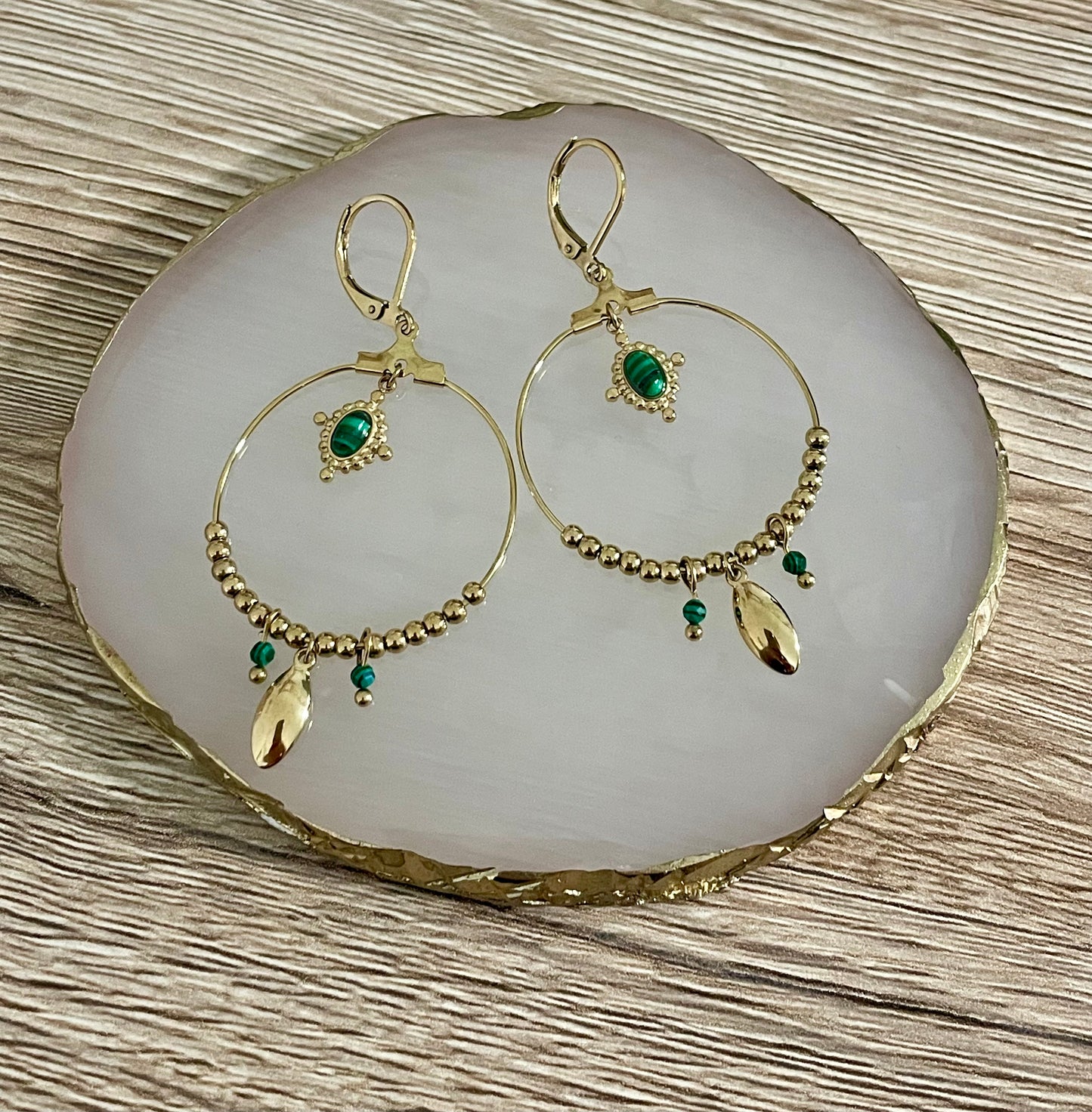 Boucles d’oreilles Candy dormeuses pierres vertes, acier inoxydable doré.