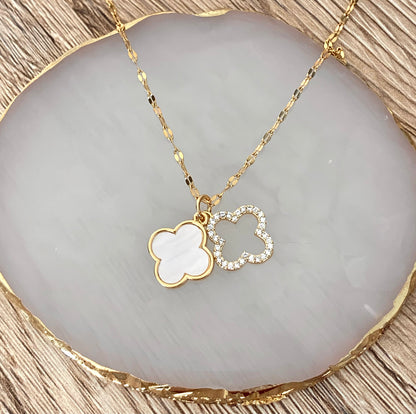 Collier Anna pendentif 2 trèfles nacre strass , acier inoxydable doré .