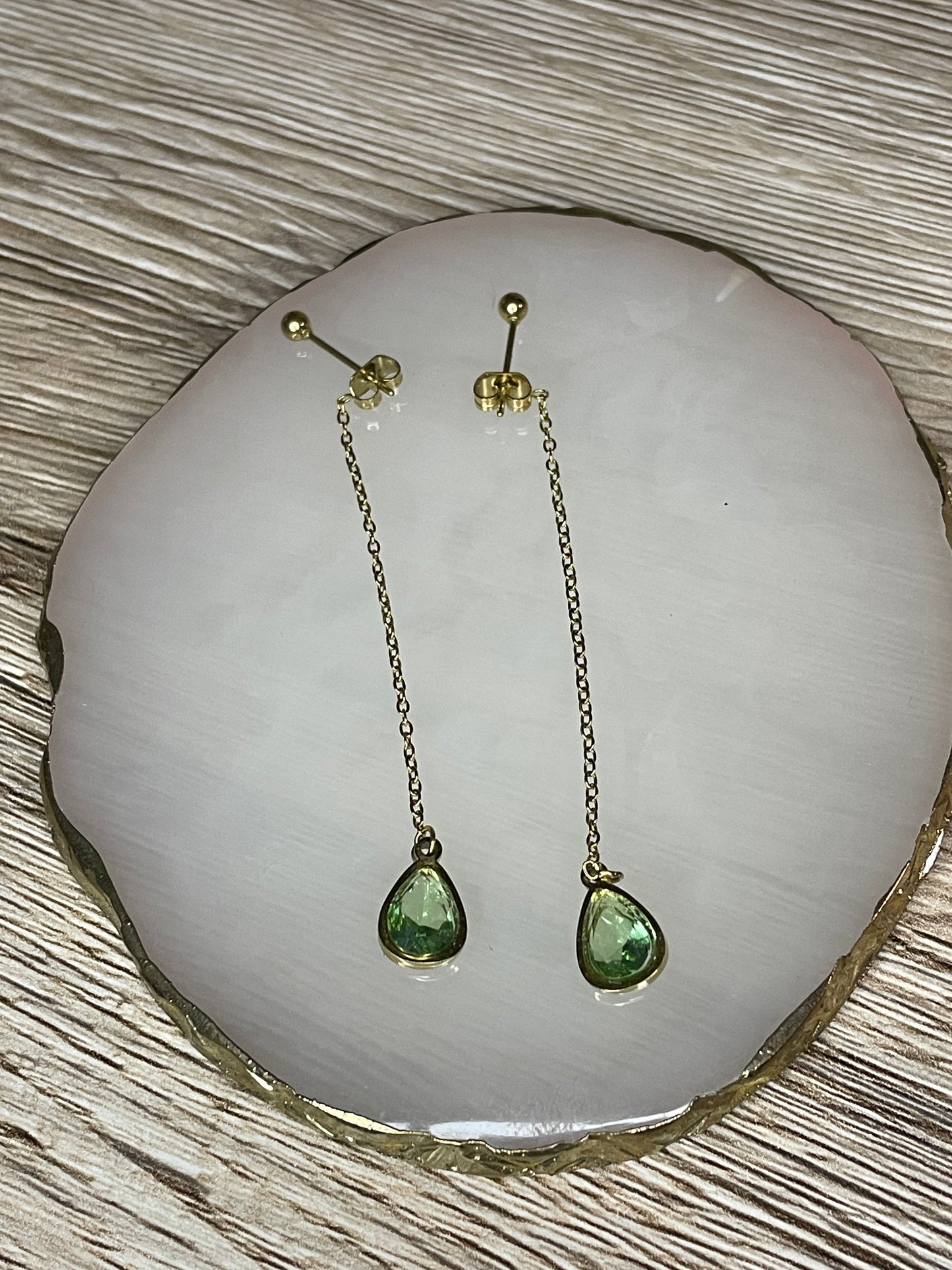 Boucles d’oreilles Vénicia, gouttes pendantes vert d’eau, acier inoxydable doré.