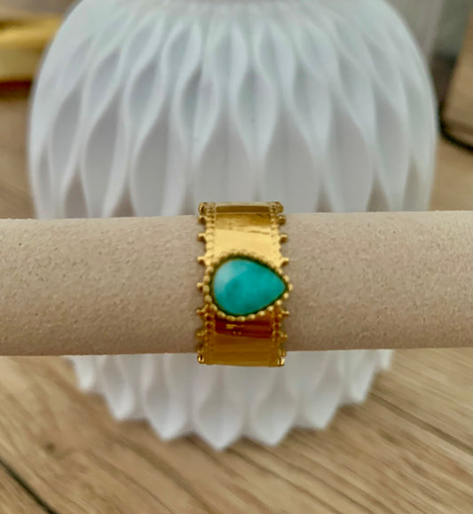 Bague Léna verte dentelé , acier inoxydable doré.